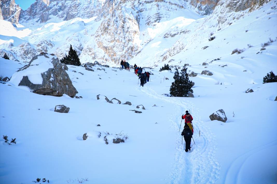ADANAPOST FOTO GALERİ - Doğa sporcuları Aladağlar'ın karla kaplı eteklerinde sınırlarını zorluyor 5